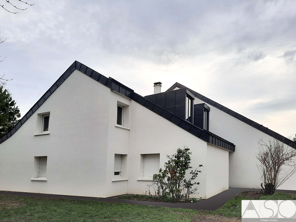 Isolation et lucarnes de toit d'une maison individuelle